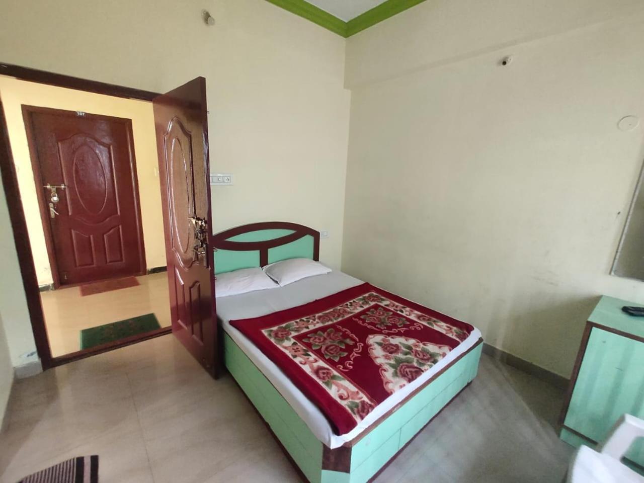 Hotel Ruchi Йеркод Экстерьер фото